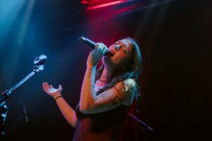 lizzy mcalpine on stage
